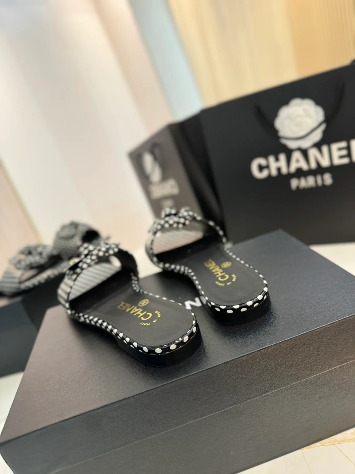 👟👟Ex-factory price 520👟👟 Purchasing agent Chanel 24C new spring and summer camellia hollow slippers series This season’s camellia series is really beautiful, with the usual elegant ladylike temperament of Grandma Xiang’s family, full of high-end sense! It’s very nice on the feet~ Whether worn barefoot or paired with skirts or trousers, it’s very versatile! Incomparably beautiful! Specially made of imported lambskin for the upper, mixed sheepskin for the lining, Italian grade A genuine leather outsole Size: #35-39 (40/41 customized)
